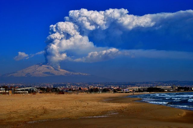 Etna in eruzione vista da Catania