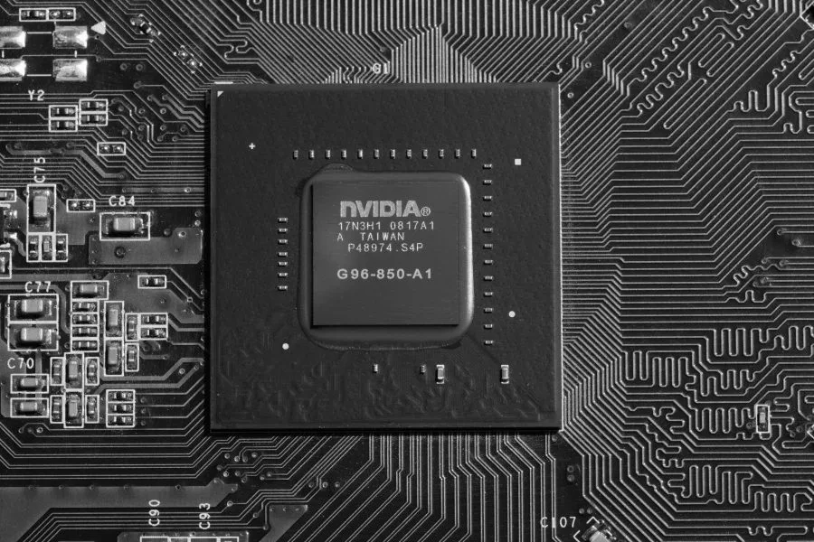 Close-up di una GPU Nvidia montata su circuito elettronico