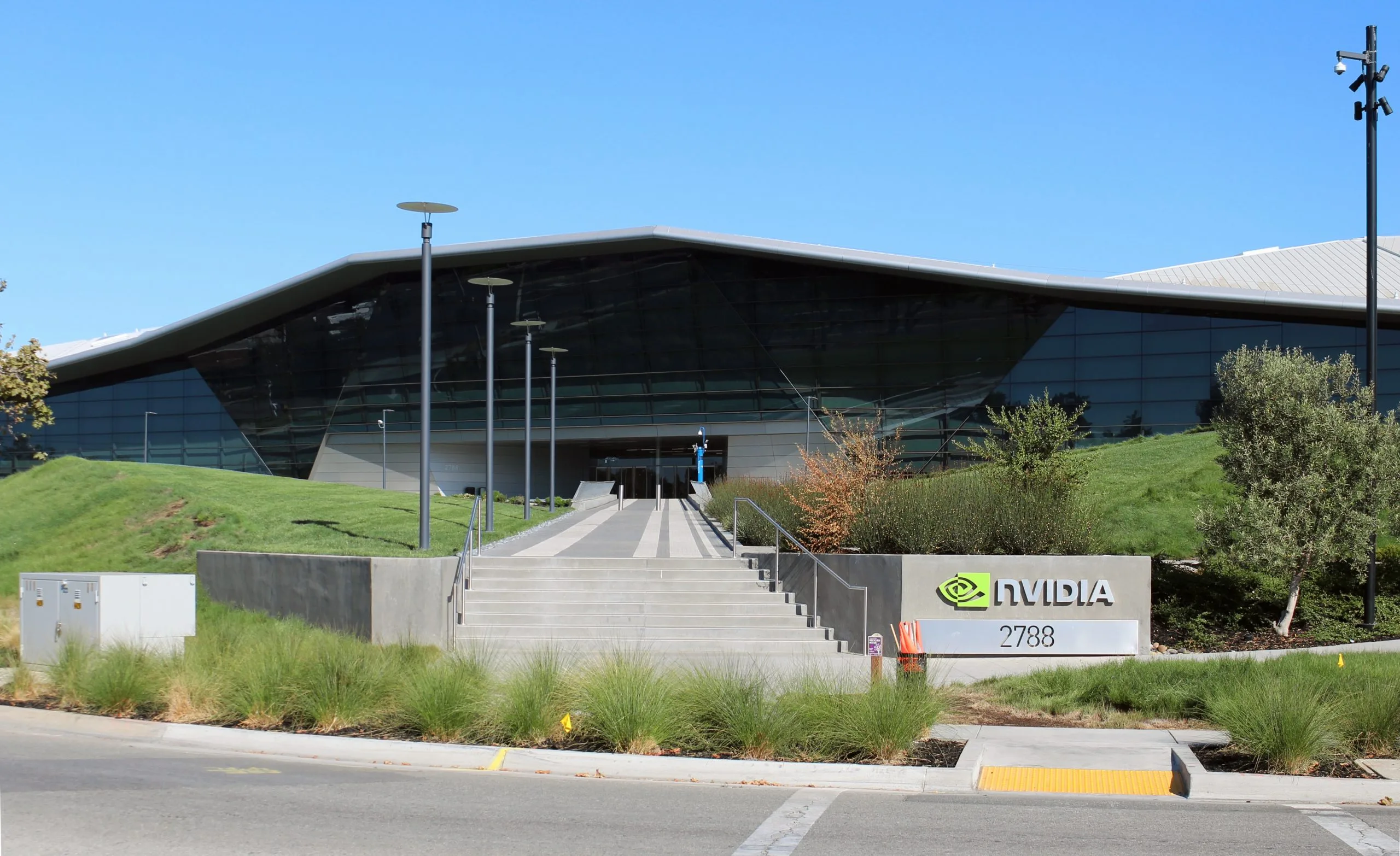 Sede Nvidia a Santa Clara con il logo aziendale all’ingresso