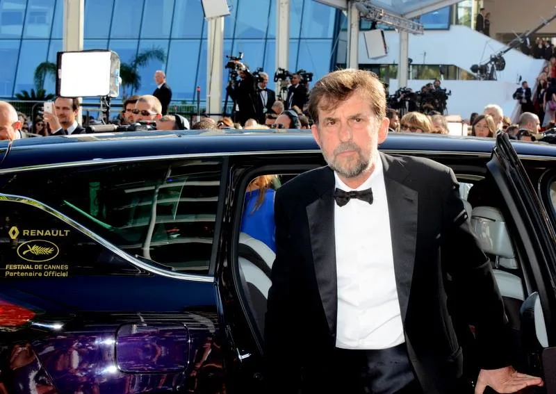 Nanni Moretti in smoking accanto a un auto al Festival di Cannes