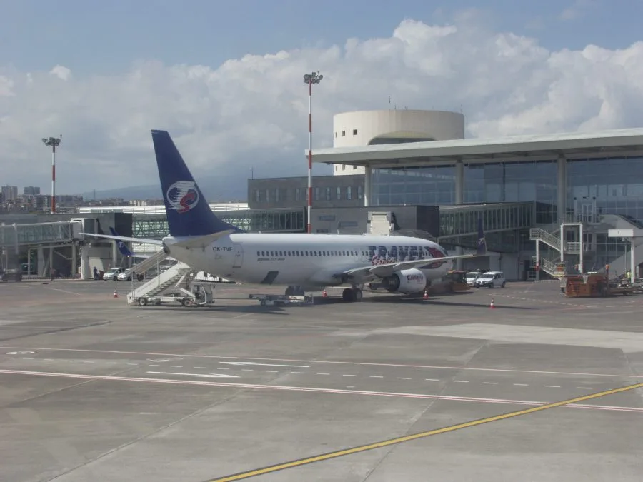 Aereo sul piazzale dell'aeroporto di Catania-Fontanarossa