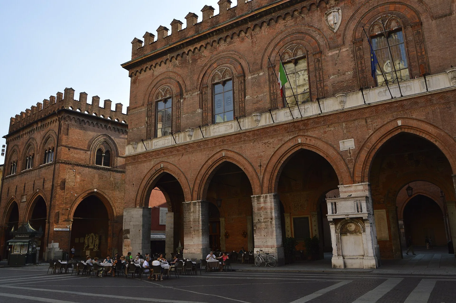Facciata del Palazzo del Comune di Cremona in Piazza del Comune