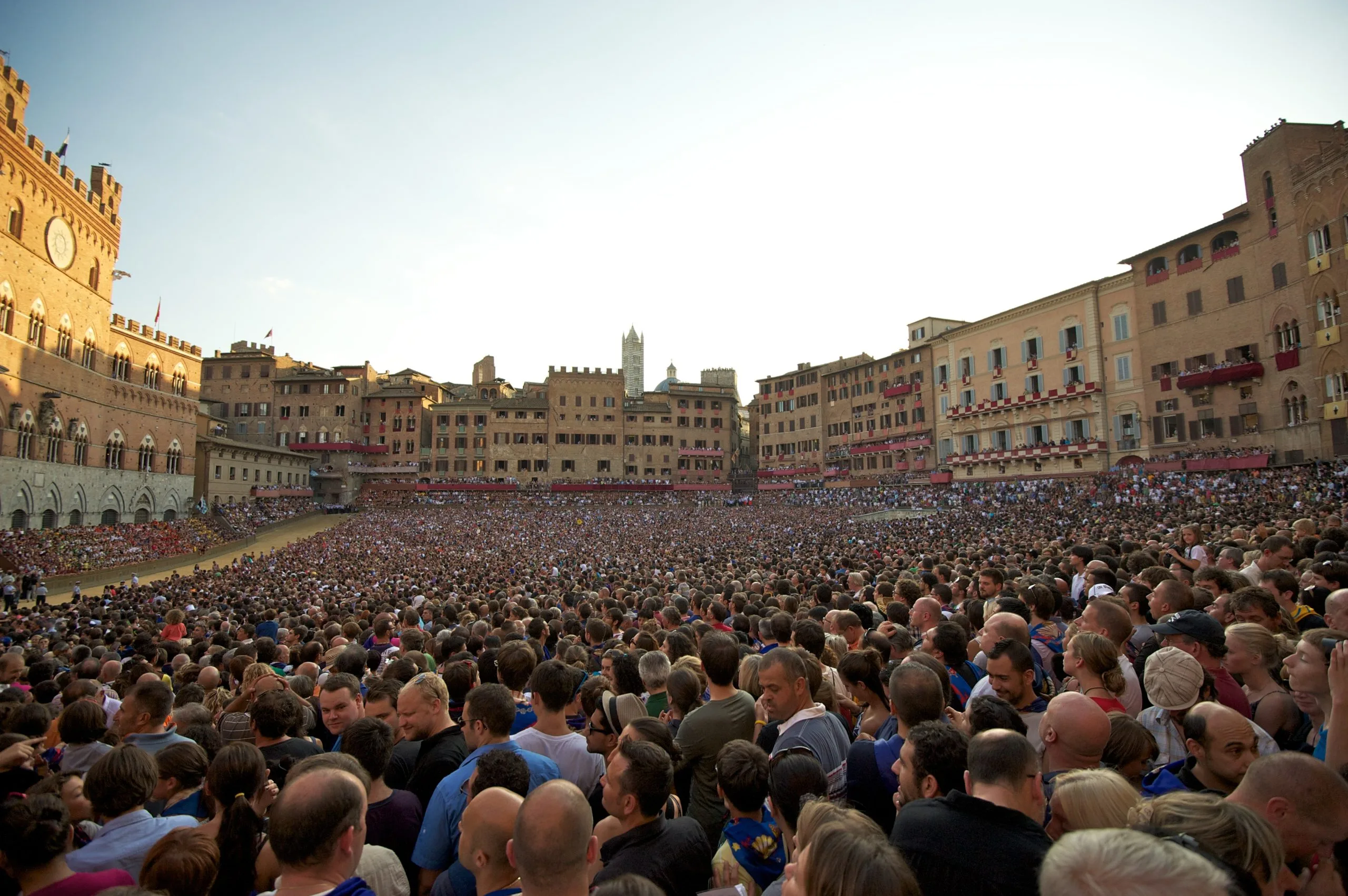 Piazza del Campo gremita durante il Palio dell Assunta a Siena