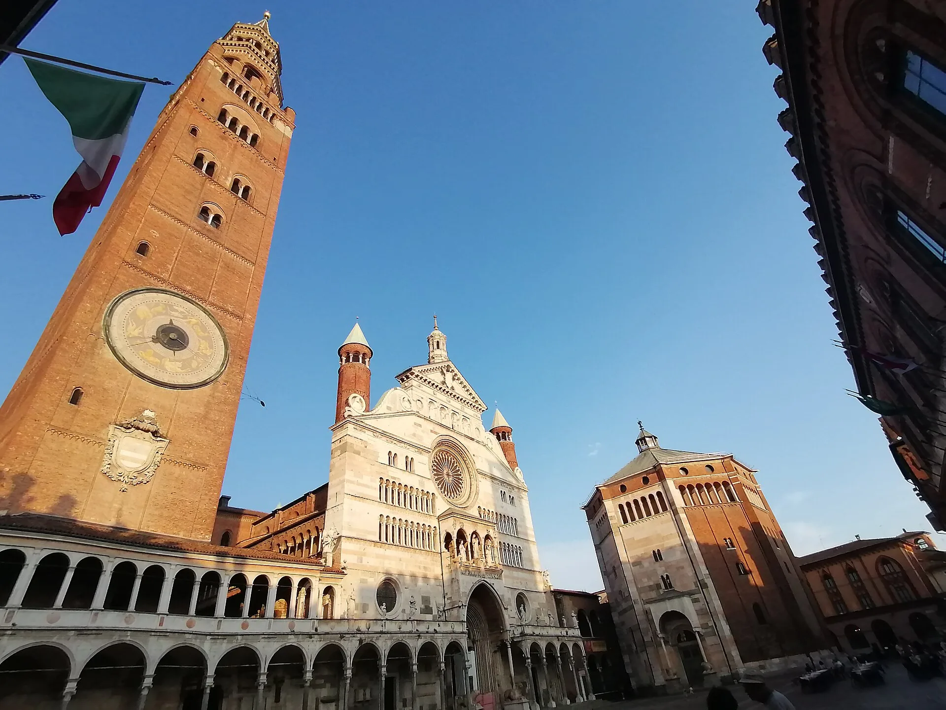 Piazza del Comune a Cremona con Duomo, Torrazzo e Battistero