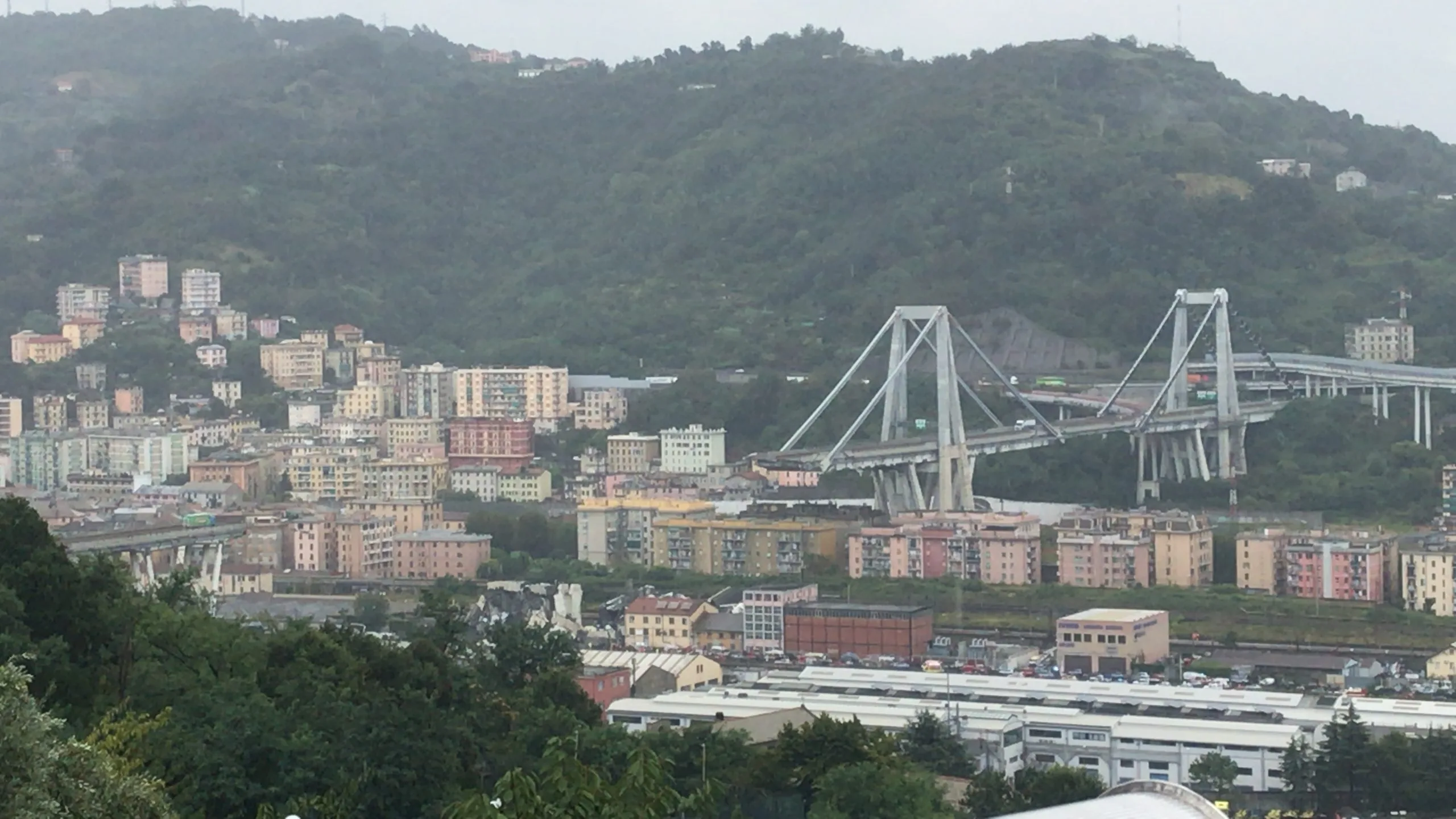Il Ponte Morandi crollato visto dalla Val Polcevera a Genova