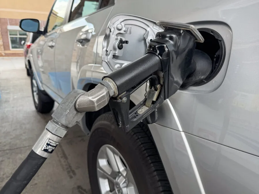 Rifornimento carburante con pistola della pompa inserita in un'auto