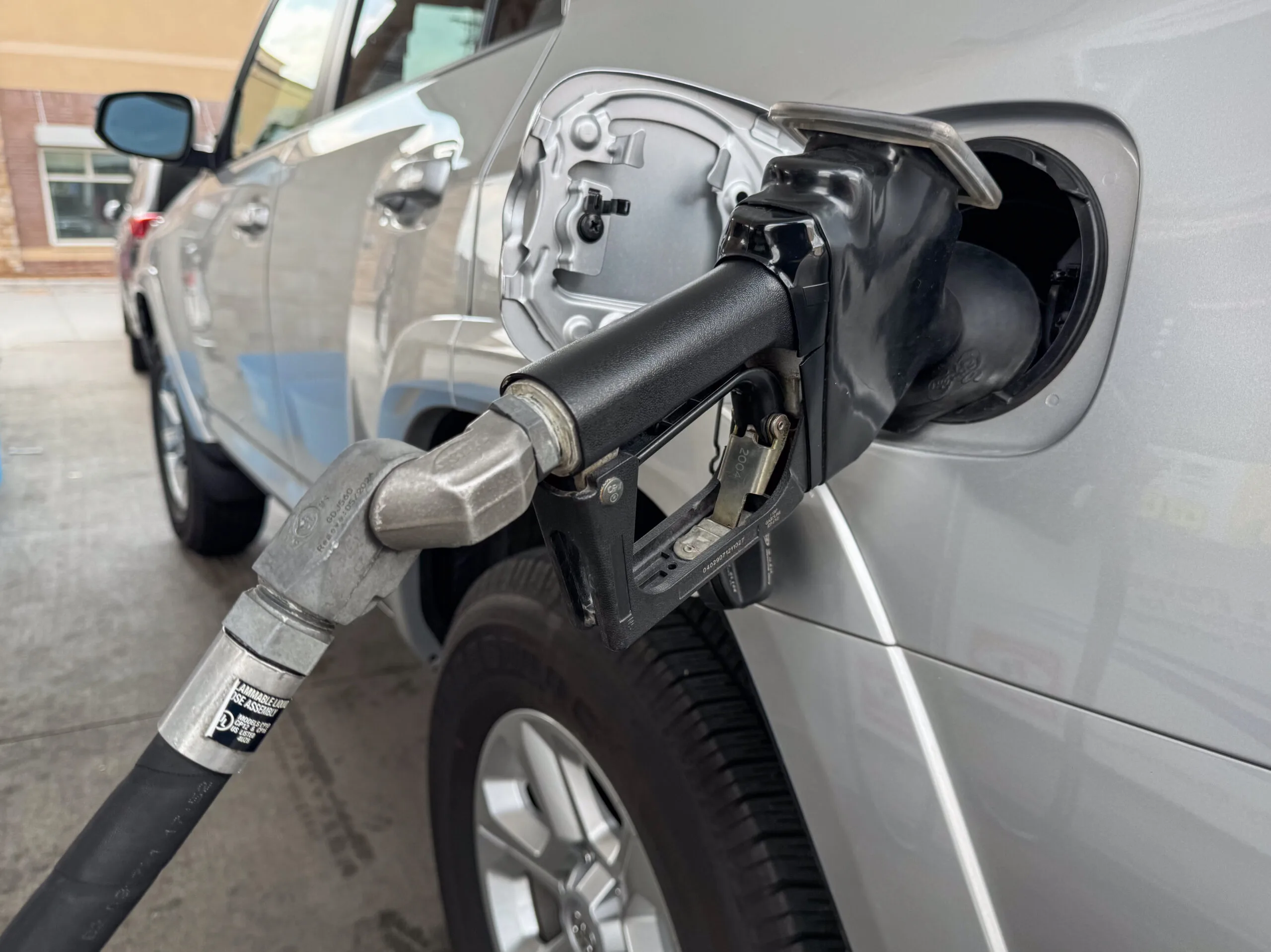 Rifornimento carburante con pistola della pompa inserita in un auto