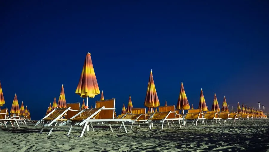 Ombrelloni e lettini su una spiaggia di Rimini in estate