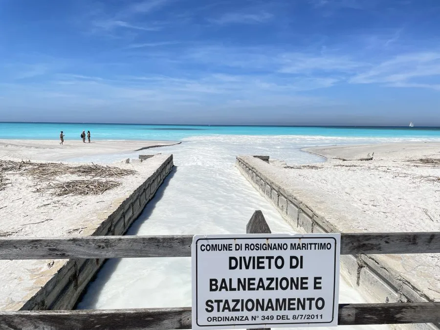 Scarico a mare con cartello di divieto di balneazione a Rosignano Solvay