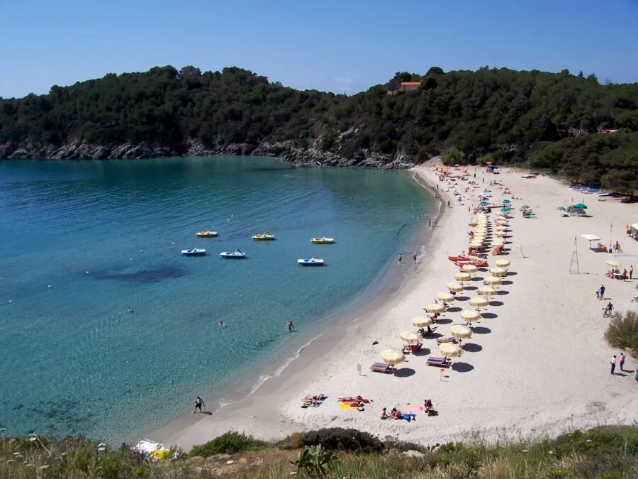 Spiaggia di Fetovaia all'Isola d'Elba con mare e ombrelloni