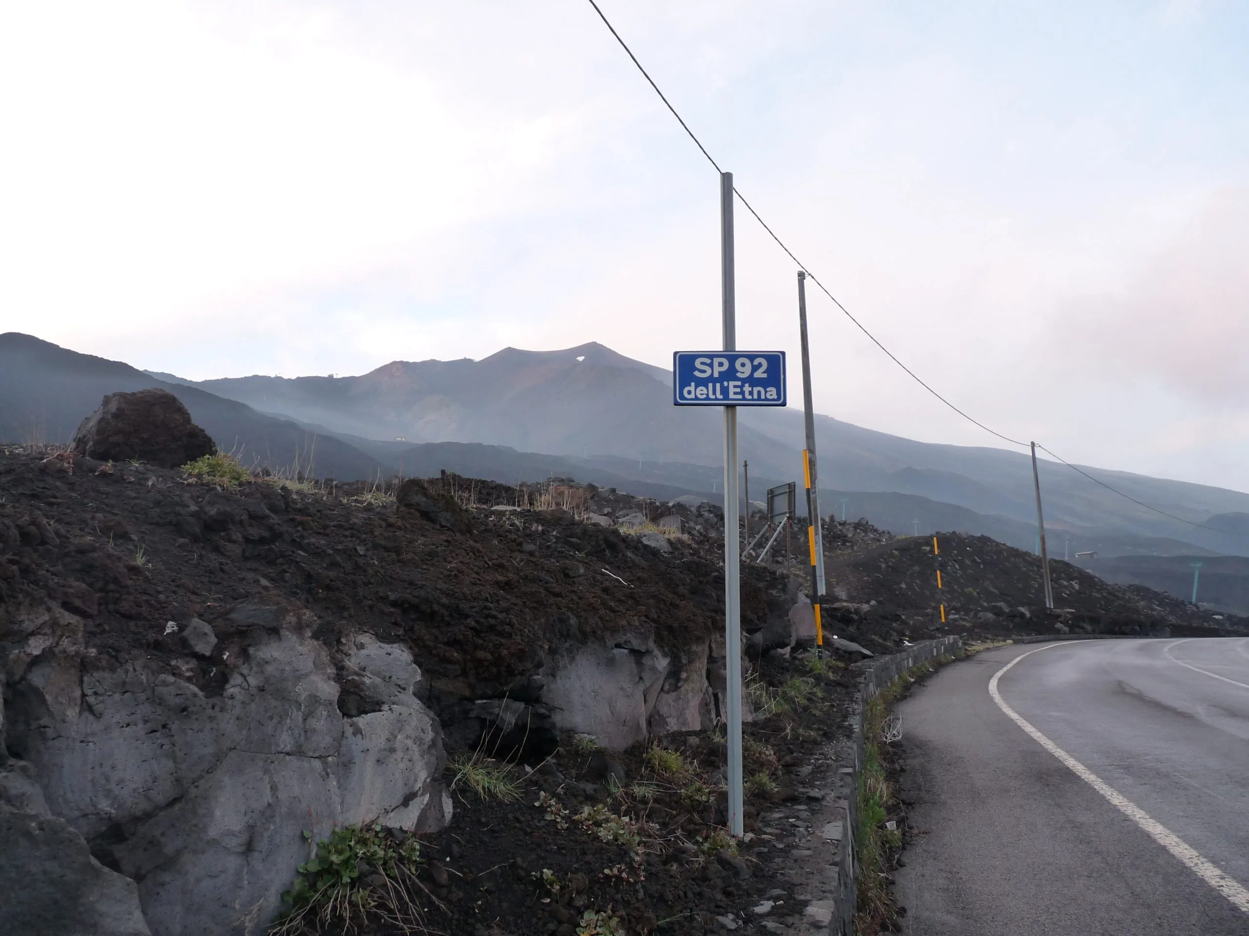 Strada provinciale dell'Etna tra campi lavici e versanti vulcanici