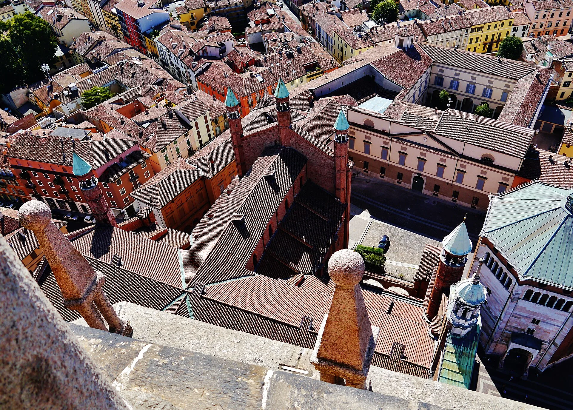 Tetti della Cattedrale di Cremona e centro storico visti dall alto