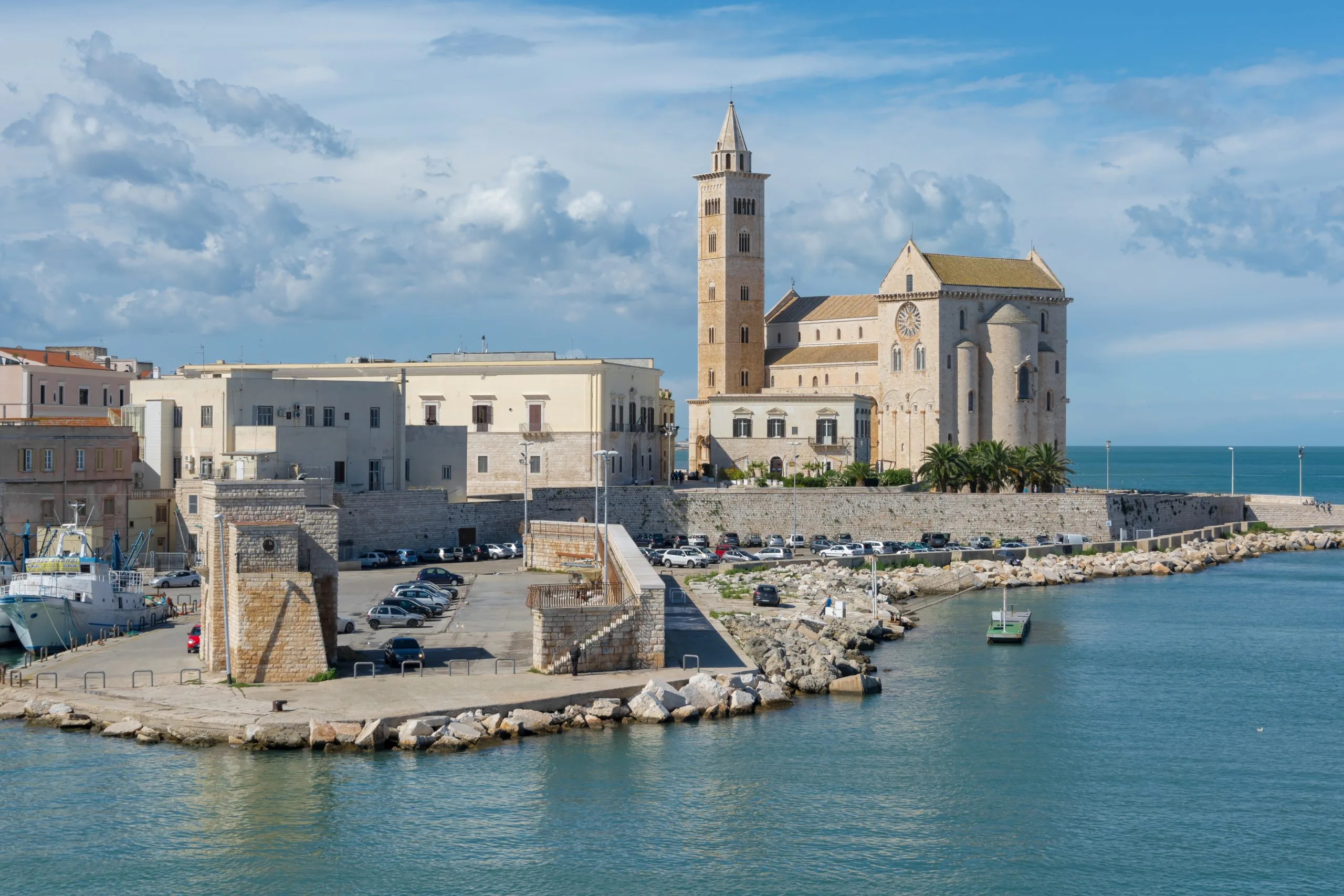 Panorama di Trani con la cattedrale sul mare e il porto