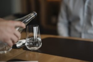 Acqua servita al tavolo in un ristorante