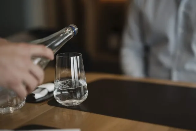 Acqua servita al tavolo in un ristorante