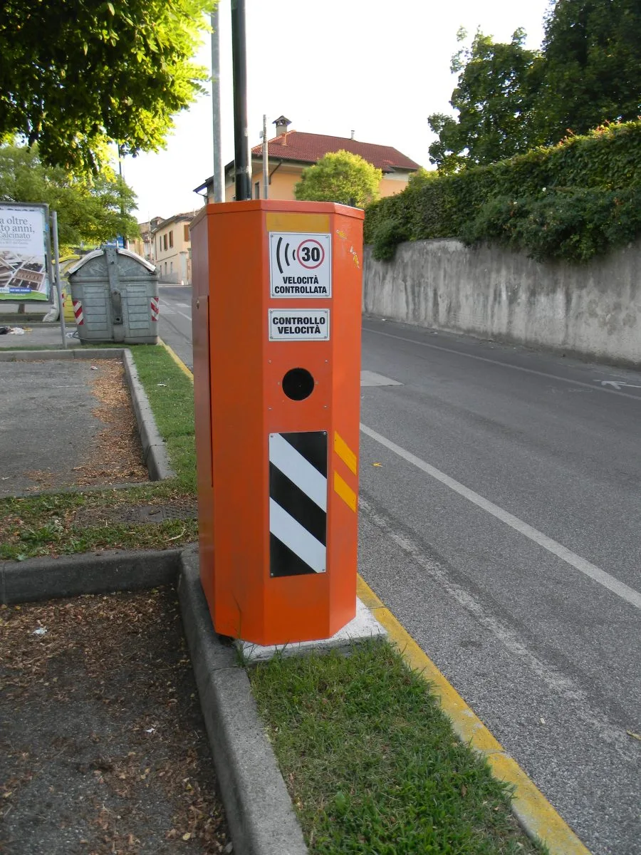 Autovelox arancione per il controllo della velocità in Italia