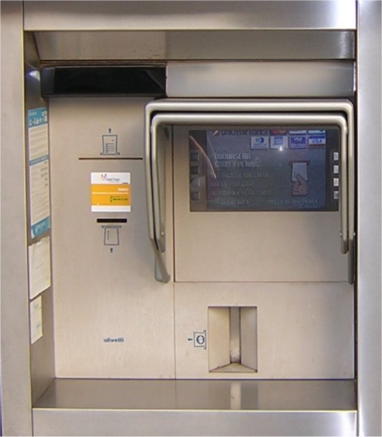 Sportello bancomat con schermo e fessura per carte