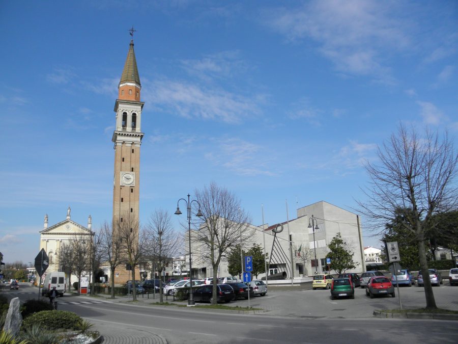 Via Giovanni XXIII a Camponogara con la chiesa e il municipio