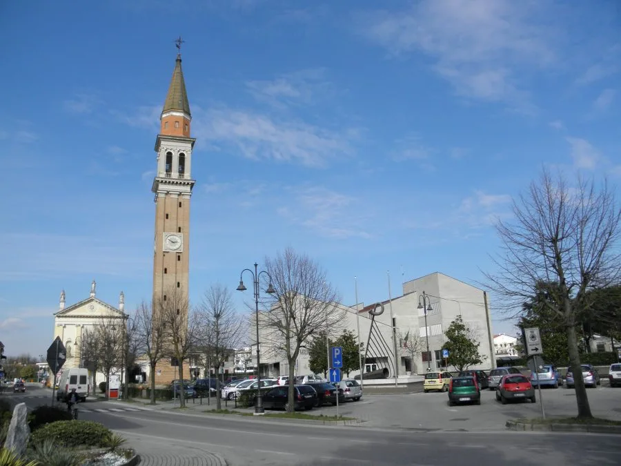 Via Giovanni XXIII a Camponogara con la chiesa e il municipio