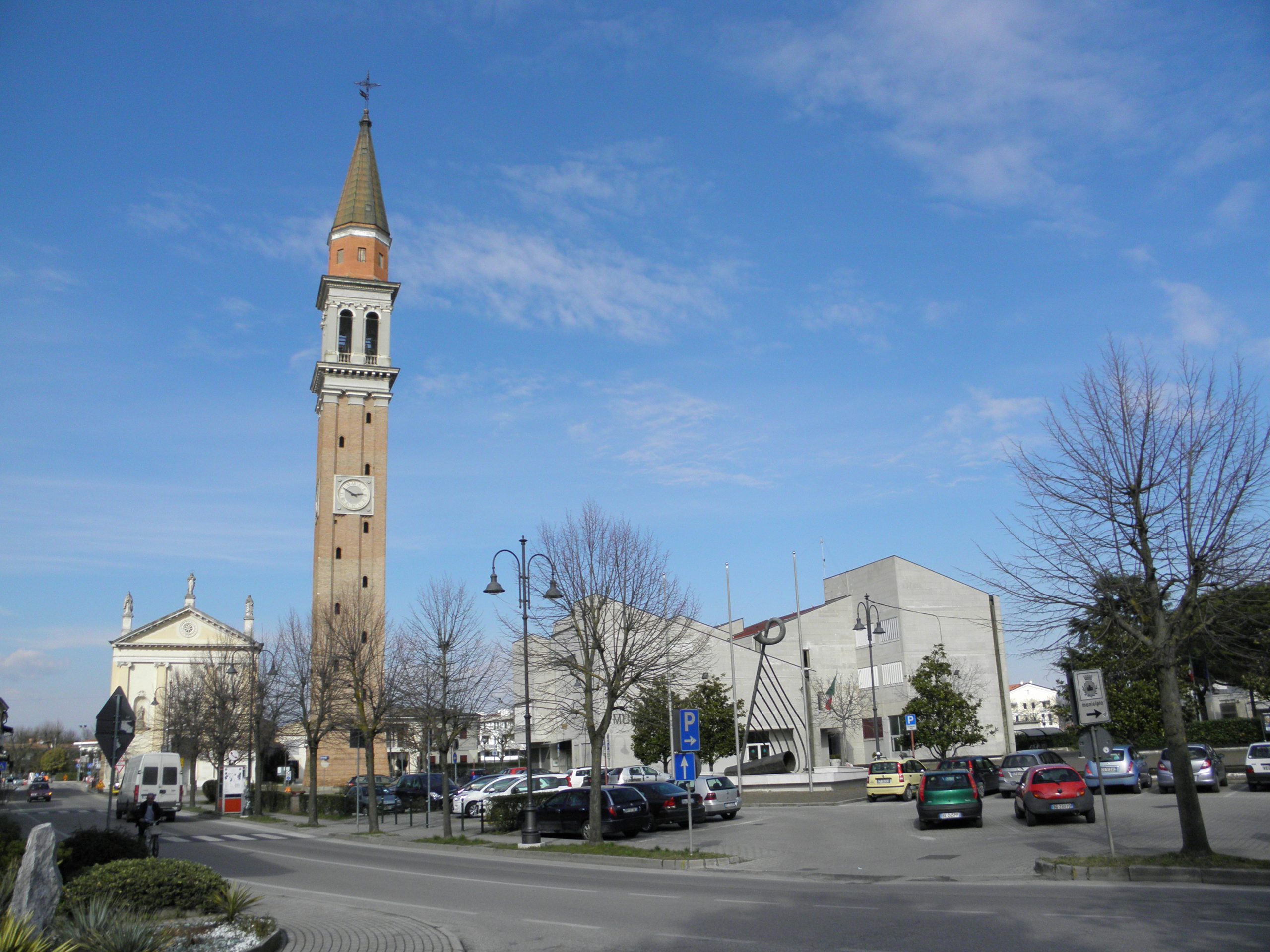 Via Giovanni XXIII a Camponogara con la chiesa e il municipio