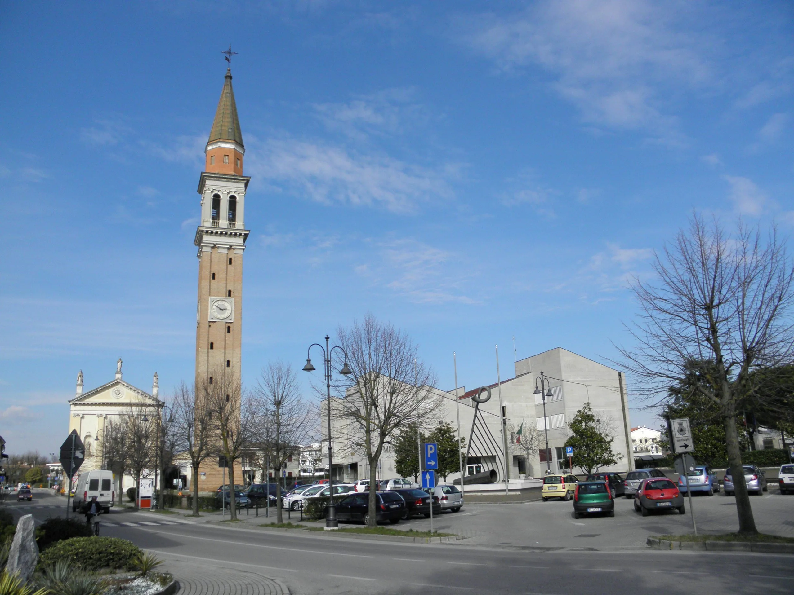 Via Giovanni XXIII a Camponogara con la chiesa e il municipio