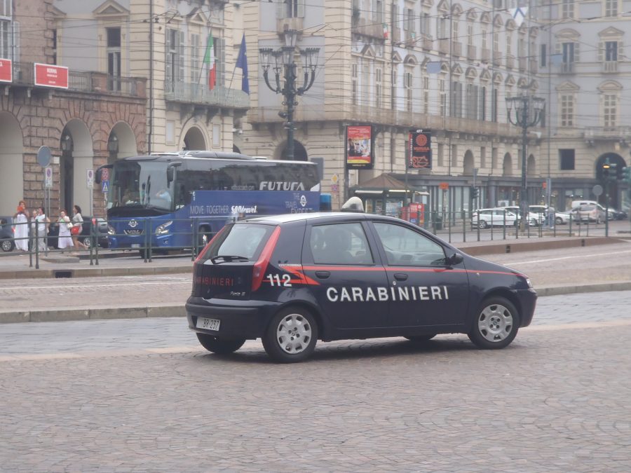 Auto dei Carabinieri in servizio su strada urbana