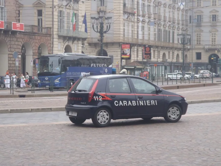 Auto dei Carabinieri in servizio su strada urbana