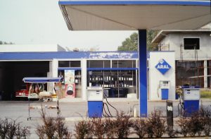 Distributore di carburanti con pompe di benzina