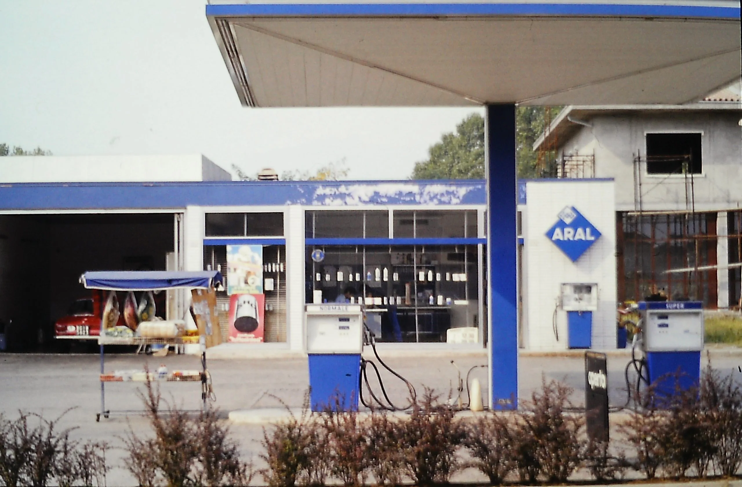 Distributore di carburanti con pompe di benzina