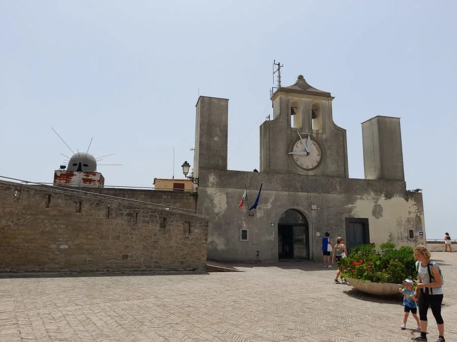 Visitatori all'interno di Castel Sant'Elmo a Napoli