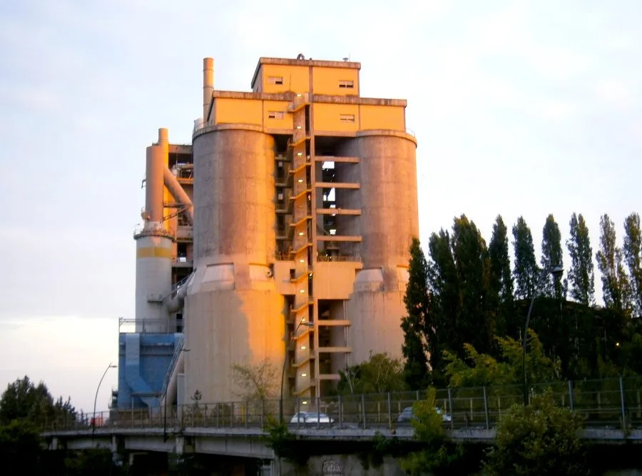 Impianto industriale a Colleferro con torri e strutture produttive