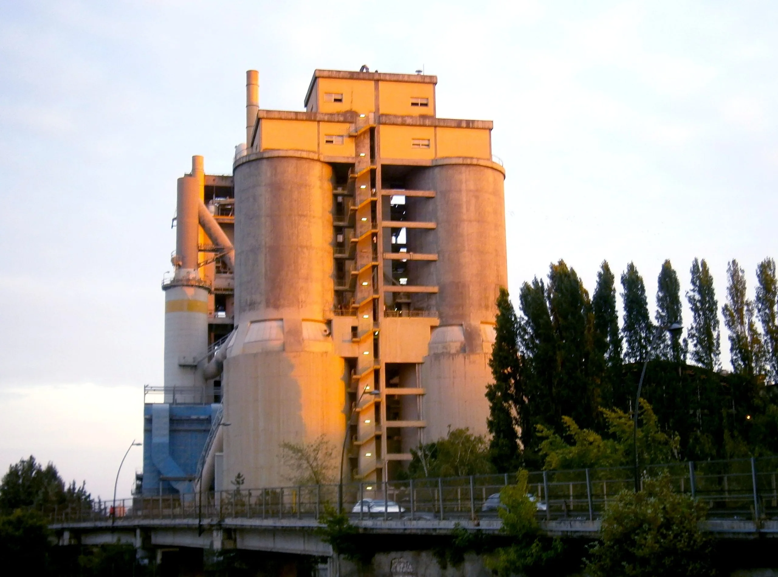 Impianto industriale a Colleferro con torri e strutture produttive