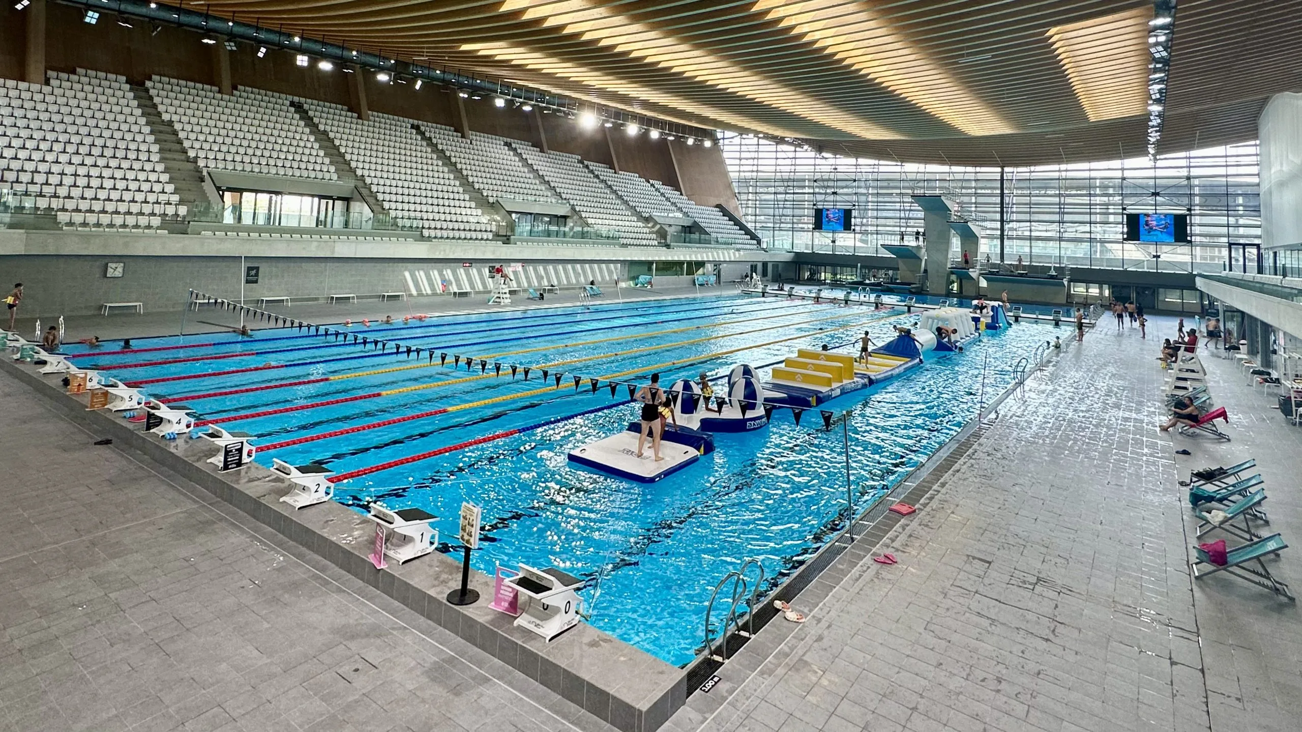 Piscina del Centre Aquatique Olympique di Saint-Denis con corsie e tribune