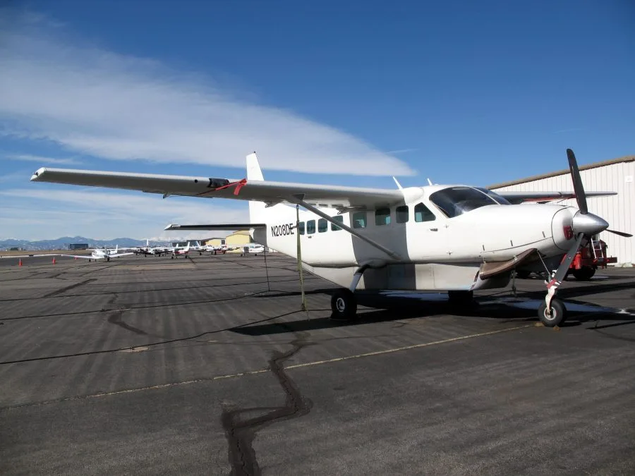 Cessna Grand Caravan fermo su una pista aeroportuale