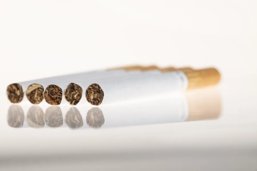 Sigarette in fila con tabacco visibile