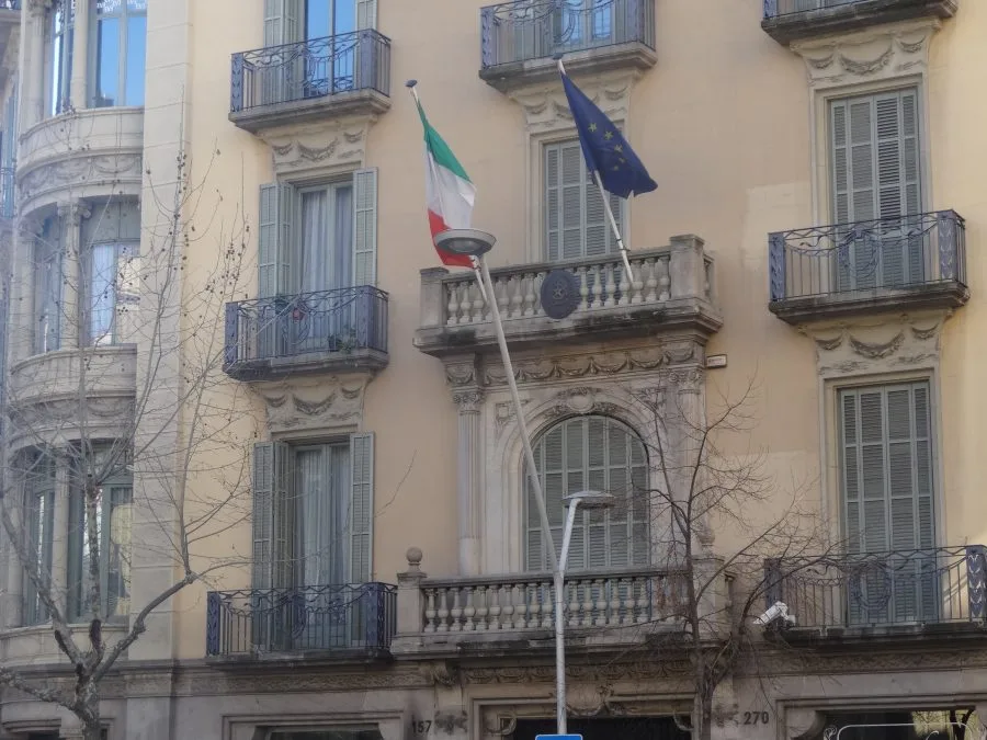 Facciata del Consolato d Italia a Barcellona con bandiere italiana ed europea