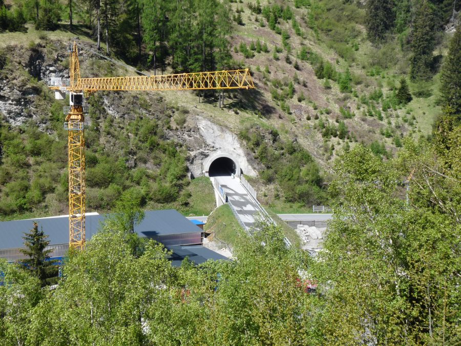 Cantiere della Galleria di Base del Brennero con portale e gru in area alpina
