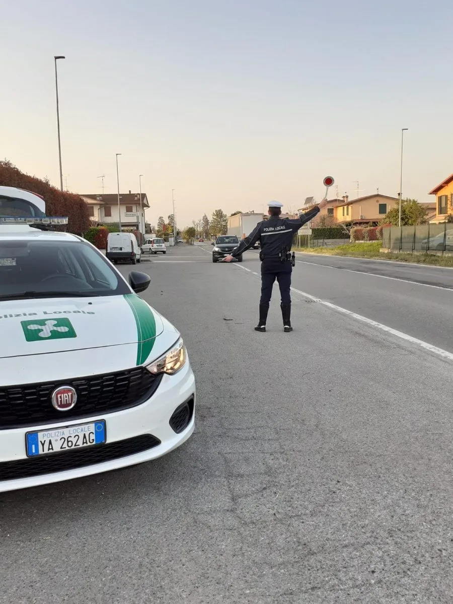 Agente di Polizia Locale durante un controllo stradale