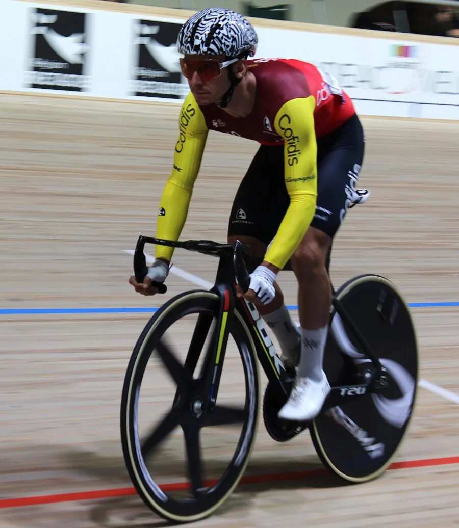 Bryan Coquard in bici durante una gara su pista
