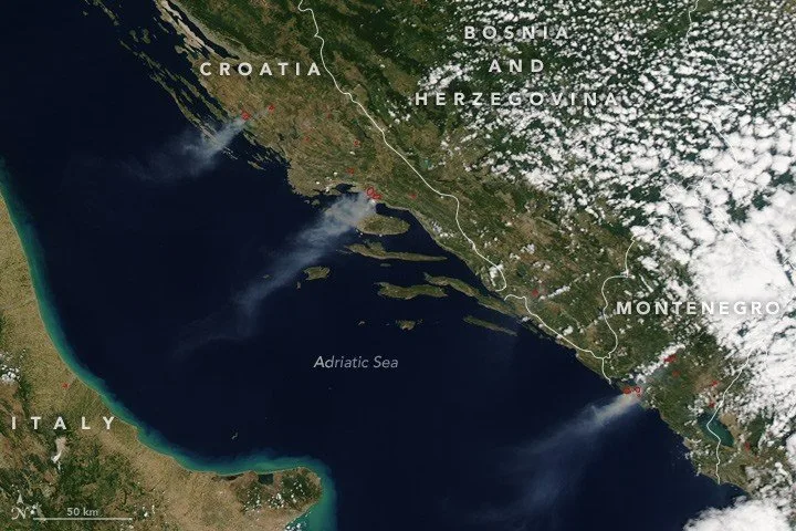 Vista satellitare di incendi lungo la costa adriatica croata