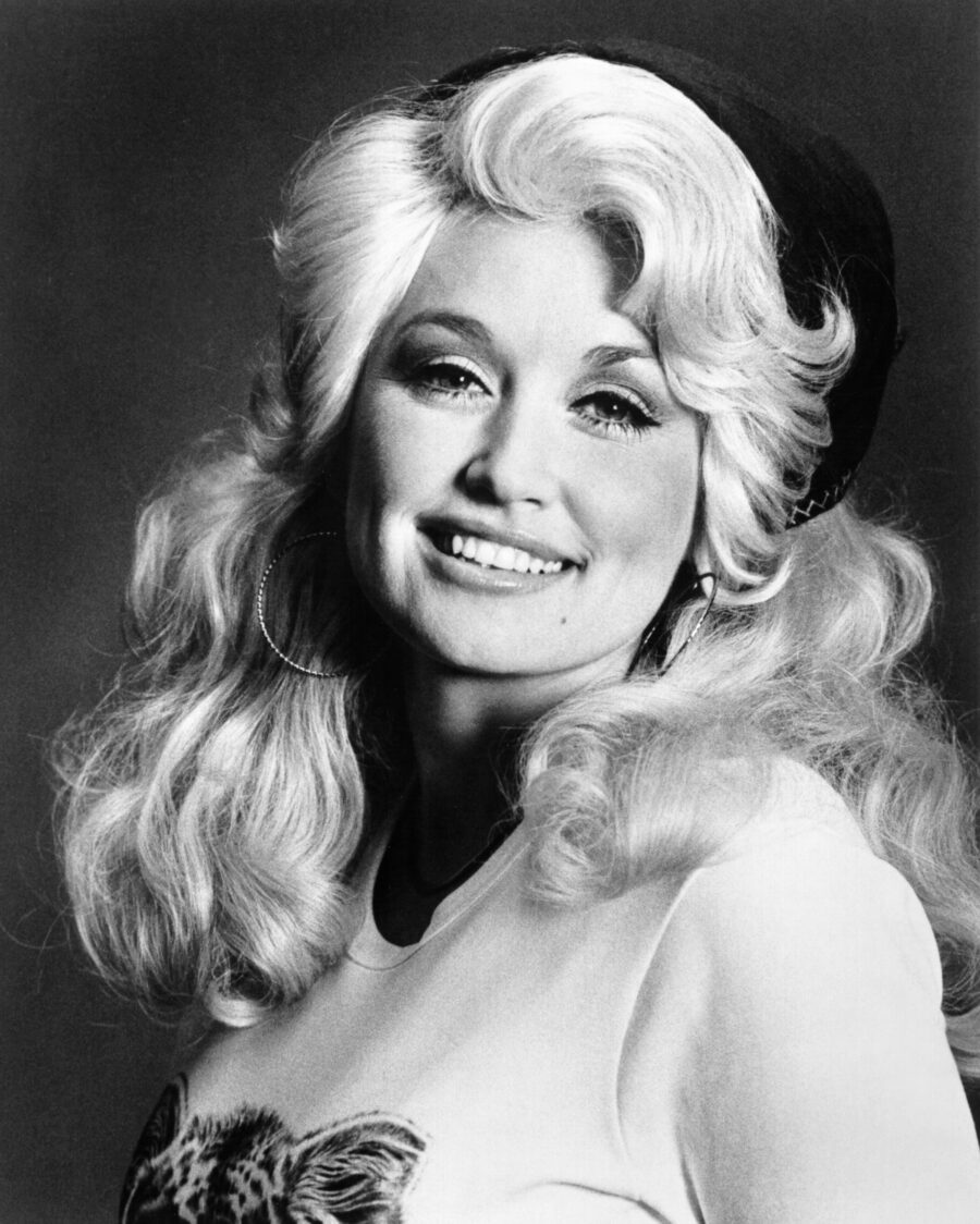 Ritratto in bianco e nero di Dolly Parton negli anni Settanta