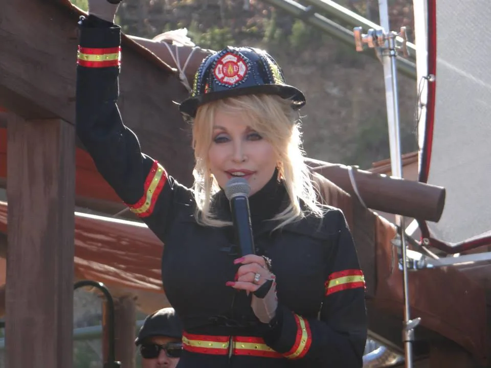 Dolly Parton con microfono a Dollywood nel 2014