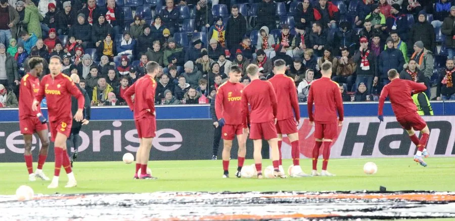 Paulo Dybala durante il riscaldamento con la Roma