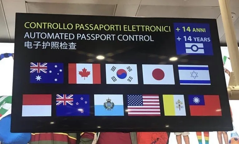 Schermo del controllo passaporti elettronici in aeroporto a Venezia
