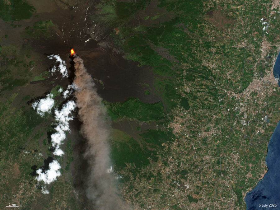 Vista satellitare dell Etna in eruzione con nube di cenere sulla Sicilia orientale