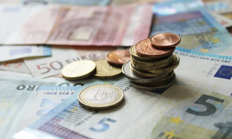 Monete e banconote in euro per spiegare tasse e consumi quotidiani