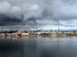 Ex Ilva di Taranto vista dalla città