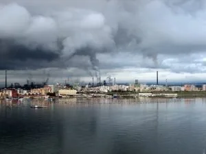 Ex Ilva di Taranto vista dalla città