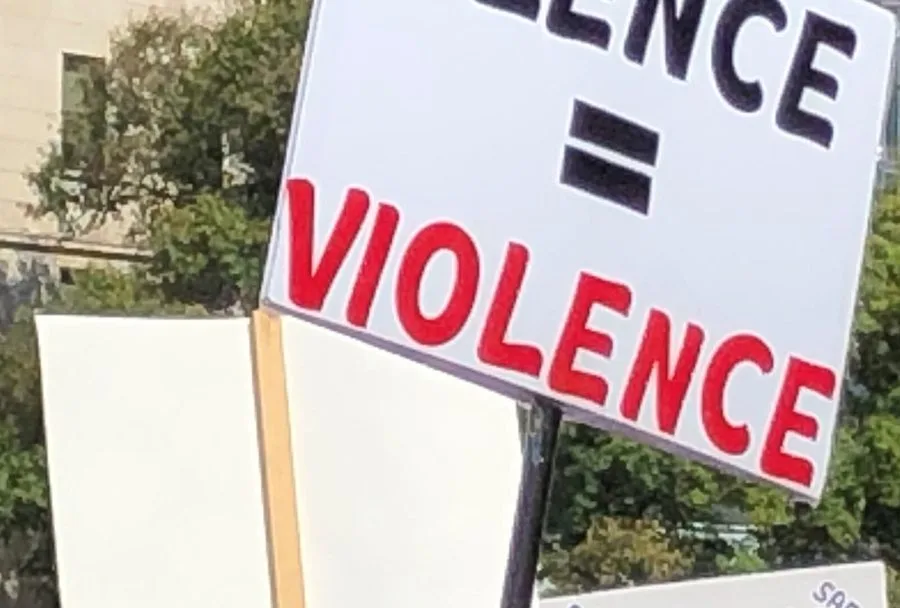 Cartello per la prevenzione della violenza contro le donne
