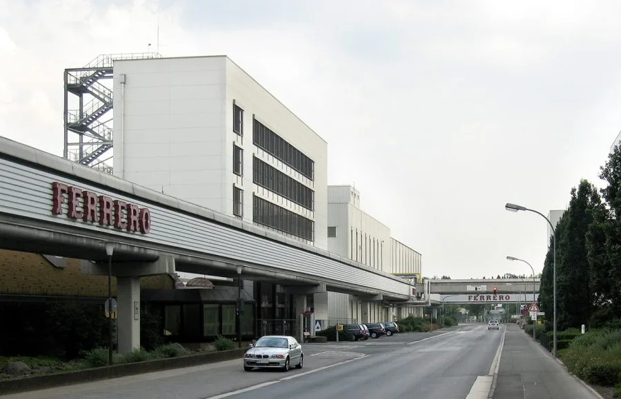 Fabbrica Ferrero con insegna visibile a Stadtallendorf in Germania